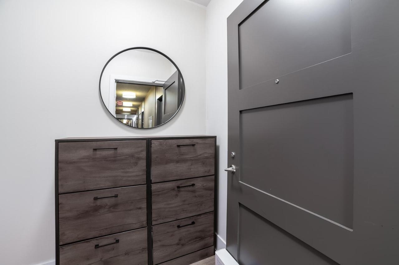 Designer Condo W/ Cn Tower View & Parking 토론토 외부 사진