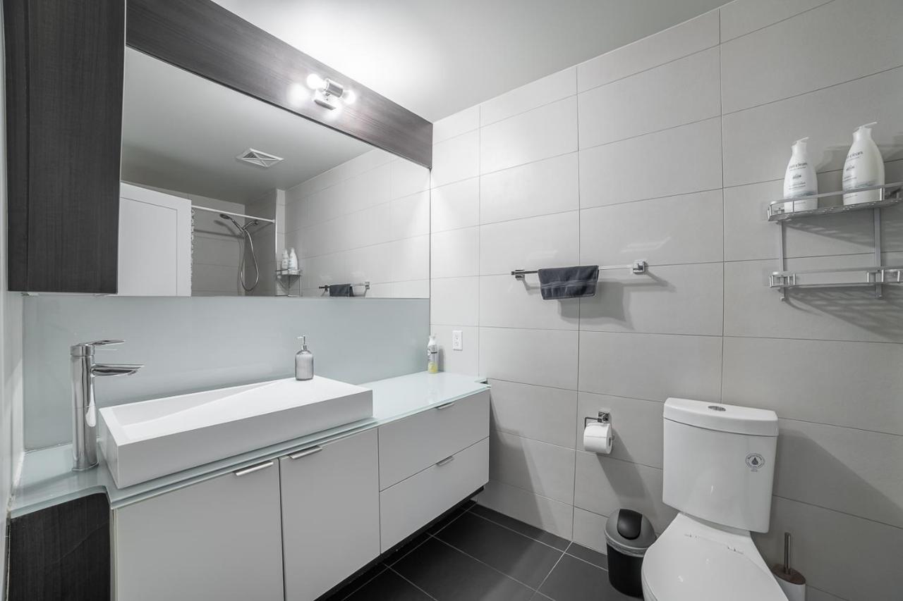 Designer Condo W/ Cn Tower View & Parking 토론토 외부 사진