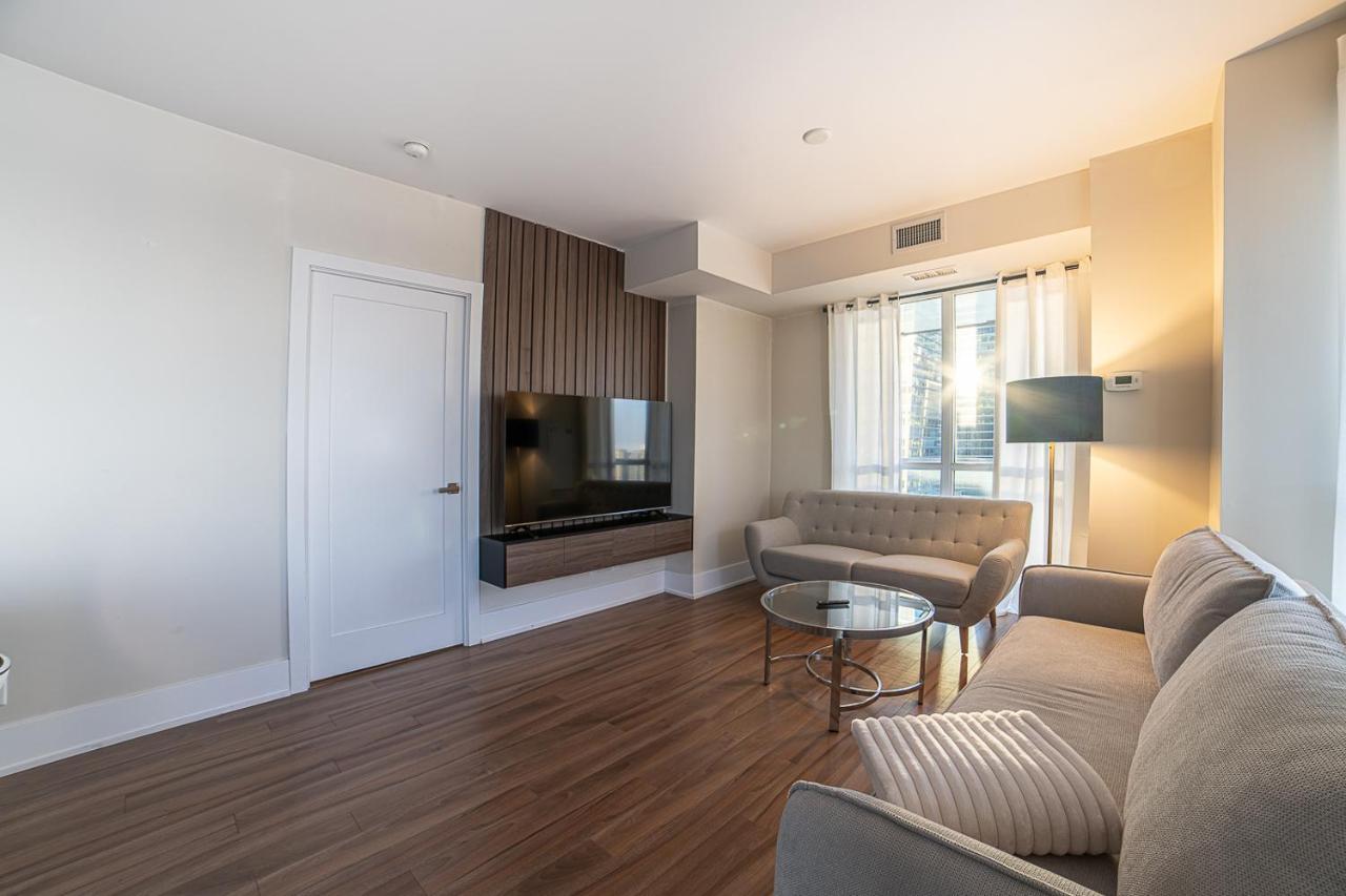Designer Condo W/ Cn Tower View & Parking 토론토 외부 사진
