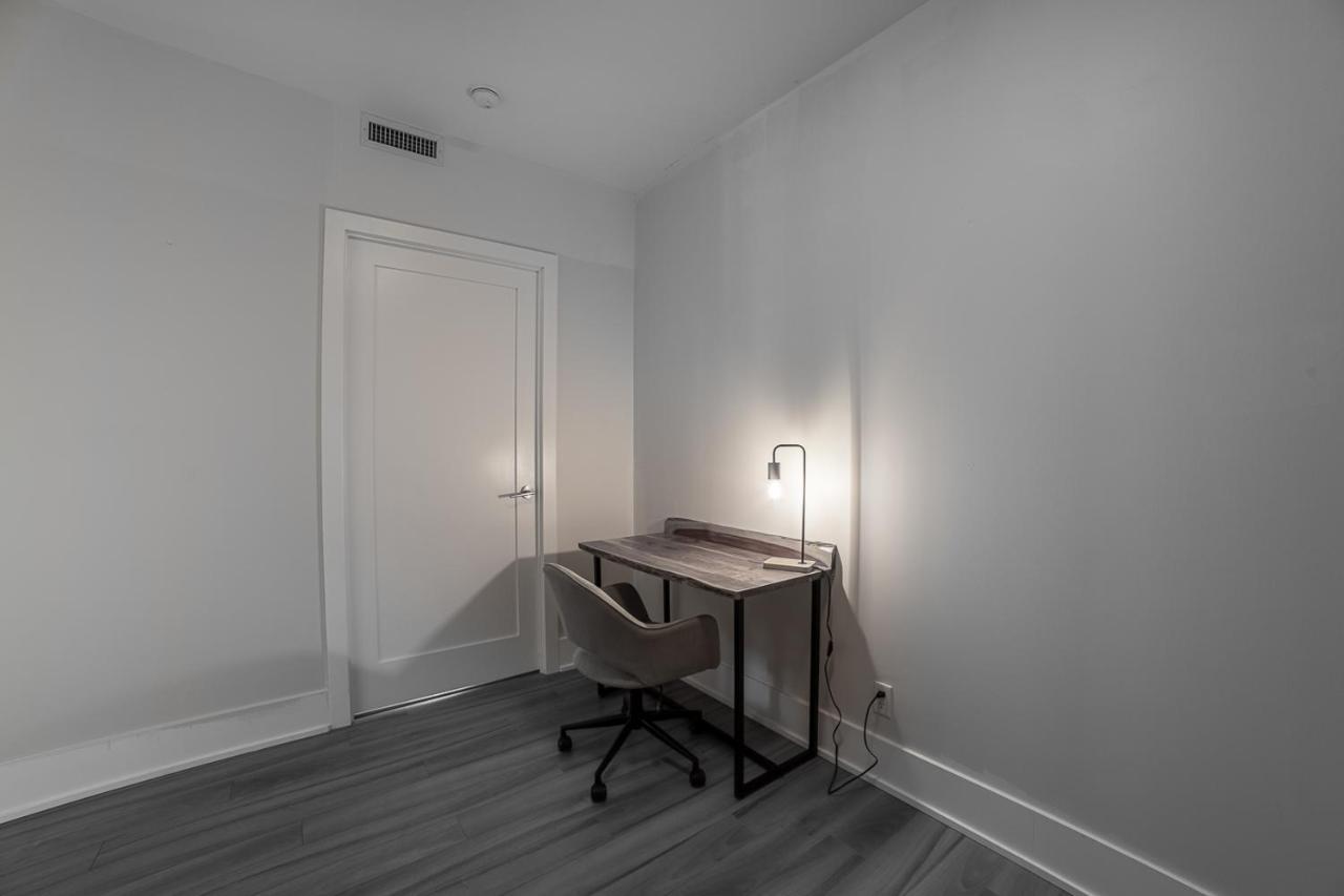 Designer Condo W/ Cn Tower View & Parking 토론토 외부 사진