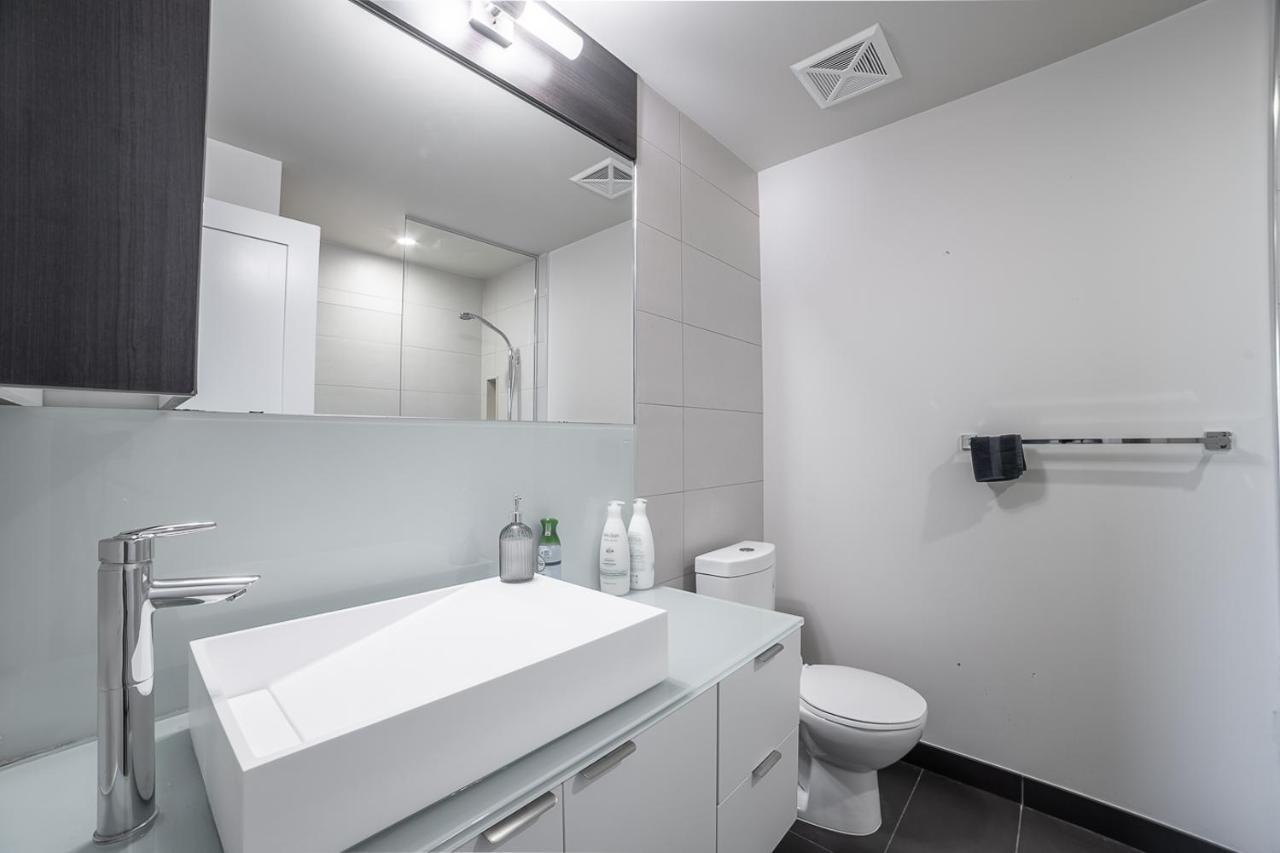 Designer Condo W/ Cn Tower View & Parking 토론토 외부 사진