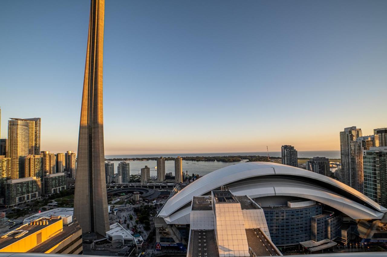 Designer Condo W/ Cn Tower View & Parking 토론토 외부 사진