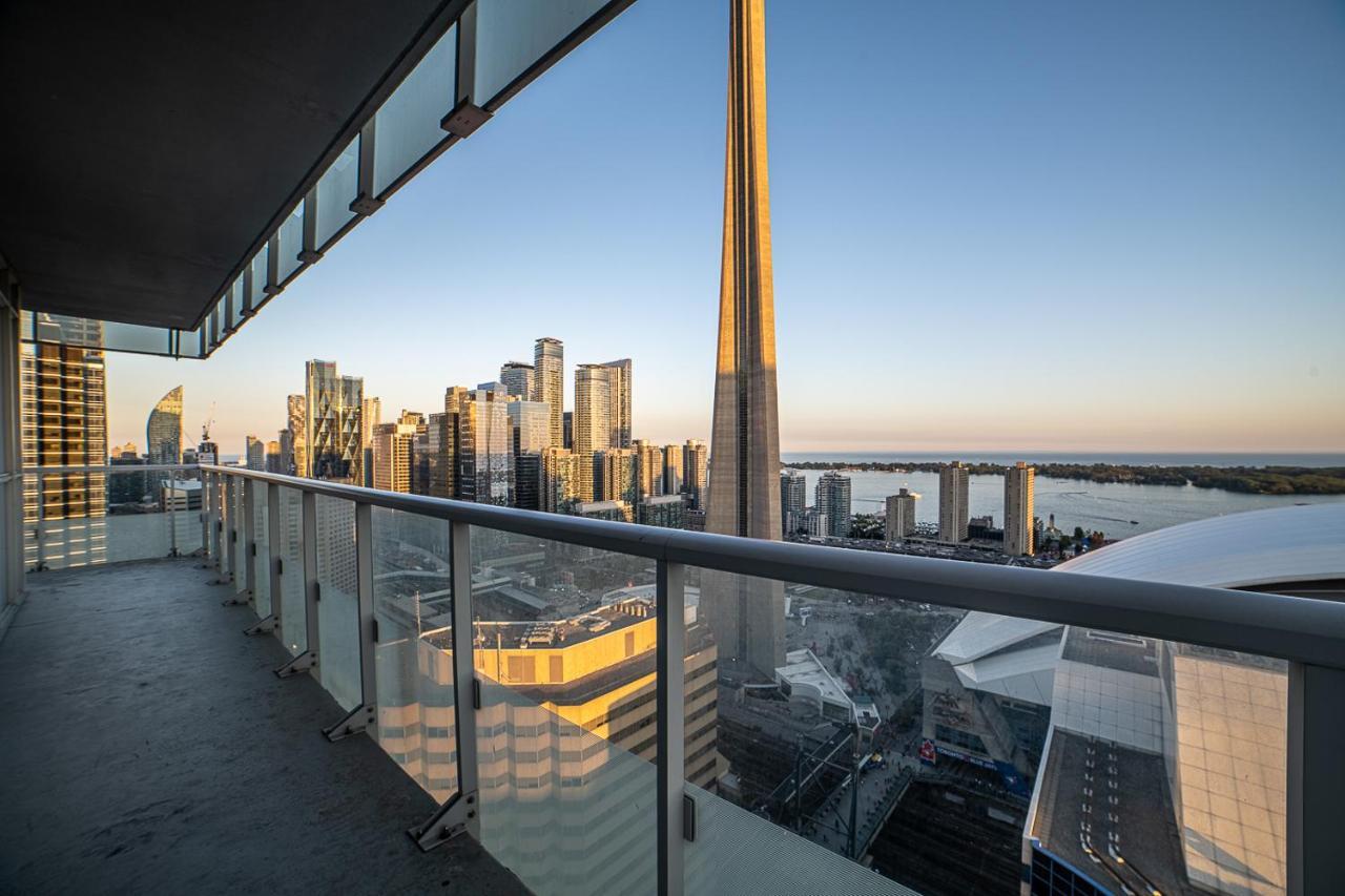 Designer Condo W/ Cn Tower View & Parking 토론토 외부 사진