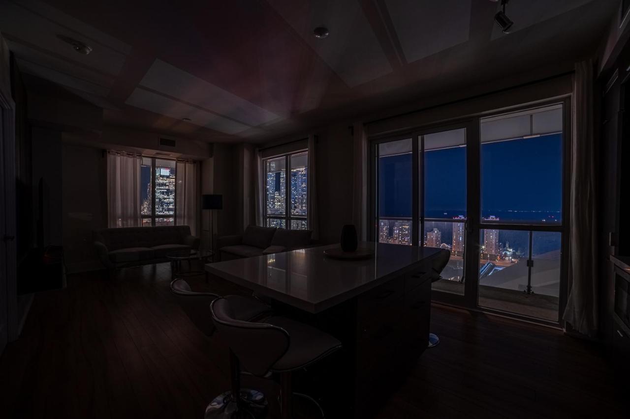 Designer Condo W/ Cn Tower View & Parking 토론토 외부 사진